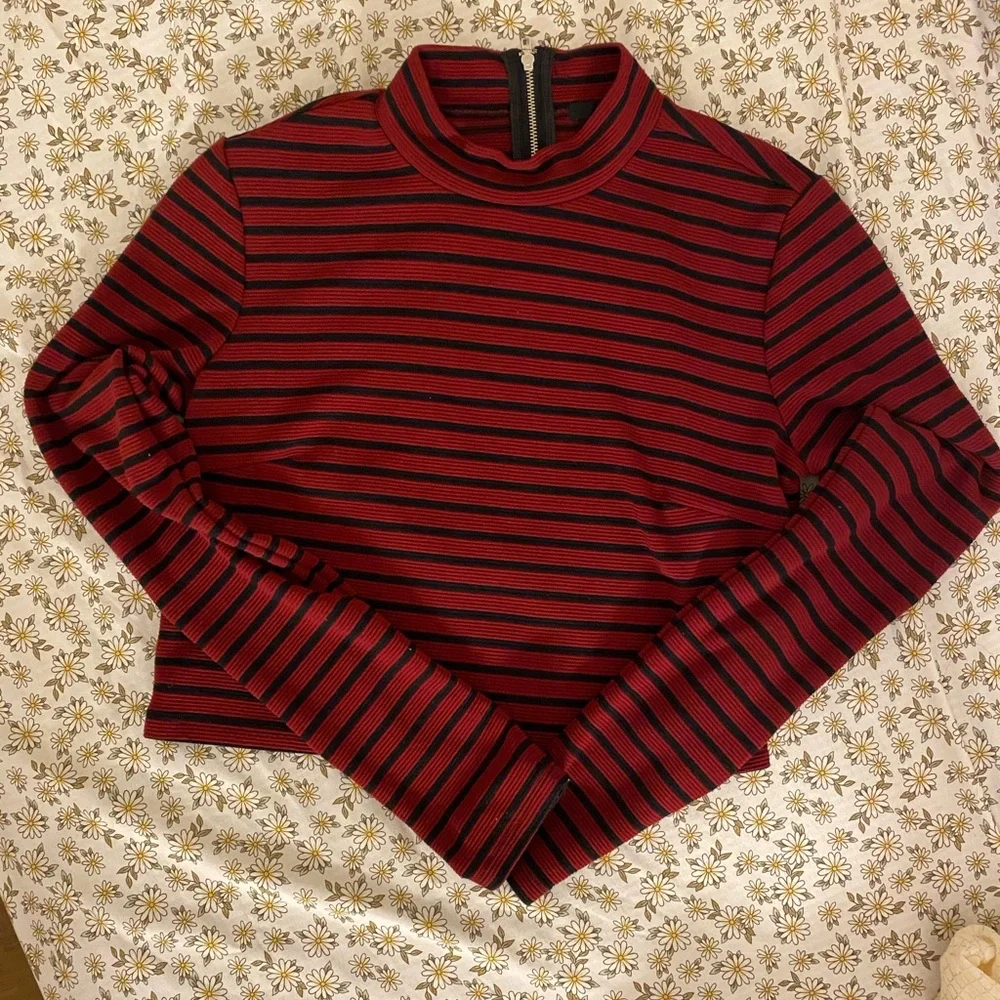 BERSHKA Crop Top Long Sleeve. Comfortable and cute for winter season❄️☃️ - Picture 2 of 2